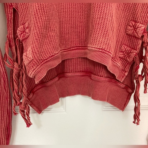 FREE PEOPLE INTERLAKEN RED WAFFLE BOHO LONG SLEEVE TOP - Size Small - Picture 9 of 11